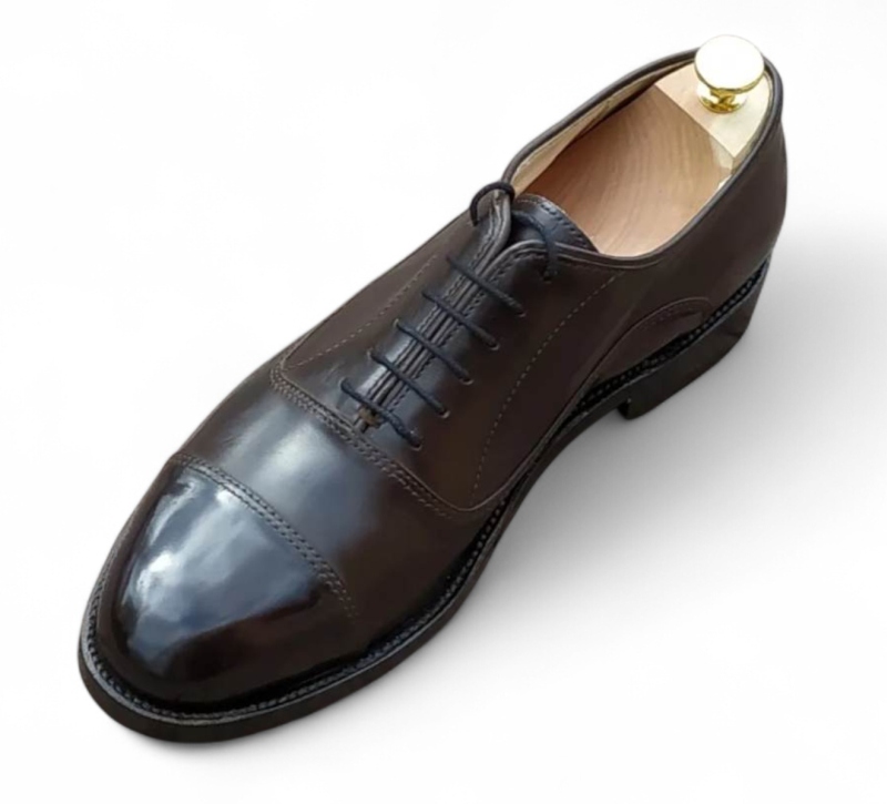 ciemnoczekoladowe oksfordy z nakładanymi noskami